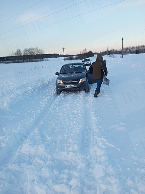 В Палехском районе приехавший на помощь легковушке трактор сам застрял в сугробе